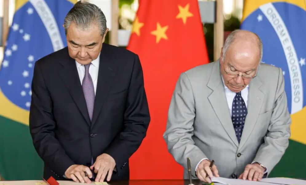 Visto de permanência de brasileiros e chineses muda pra 10 anos