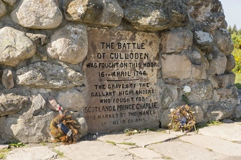 Parede do Museu de Culloden. Neste memorial as pedras representam, cada uma, um escocês que perdeu a vida na batalha
